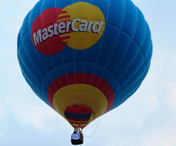 Klassische Ballonwerbung: kräftige Farben mit Logo als Wiedererkennungswert